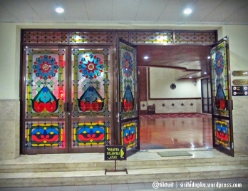 Gerbang kaca sebelum memasuki ruang masjid.
