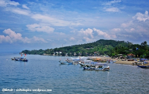 Pantai Pelabuhan Ratu disebelah kanan Gado Bangkong.