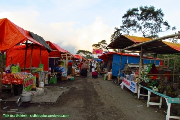 Kios-kios pasar tradisionil di jalan menuju kawah.