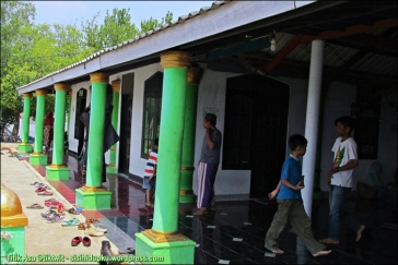 Bagian depan Masjid Alam Blacan