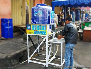 Cuci tangan pada wastafel portabel di Jln. A. Yani