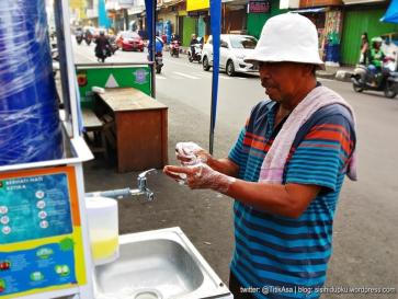 Cuci tangan pada wastafel portabel di Jln. A. Yani